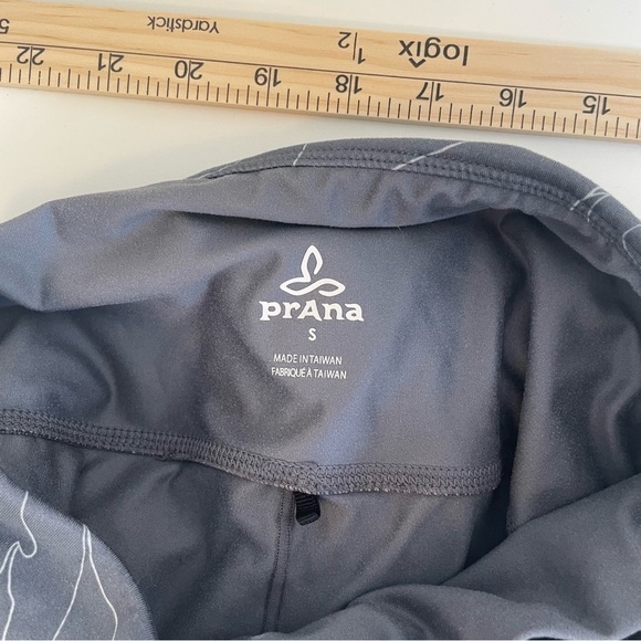 Prana Kimble High Rise Grey Floral Printed Leggings size small lotus cropped S - Picture 3 of 9